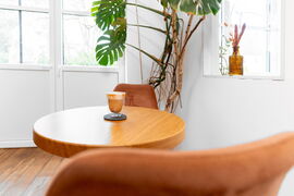 Im Café bekommt man einen Kaffee Im Café bekommt man einen Kaffee